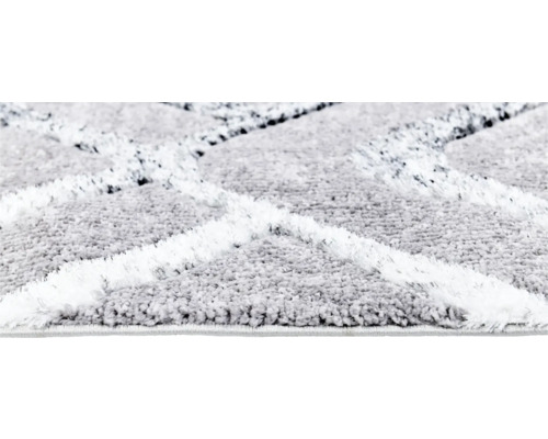 Imagine detaliată a unui covor cu model geometric