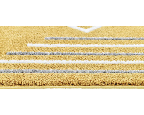 Prim-plan cu un covor cu modele geometrice