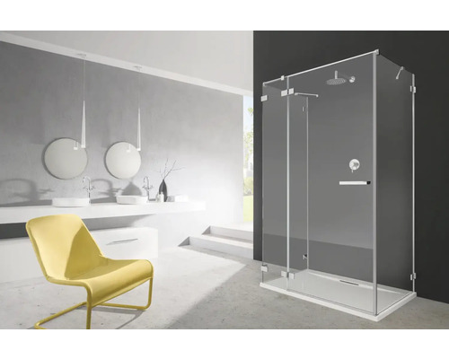 Baie modernă cu cabină de duș, lavoar și scaun