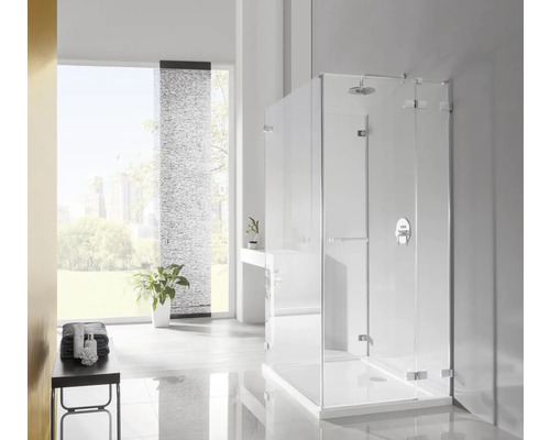 Baie luminoasă cu duș walk-in, chiuvetă și fereastră mare