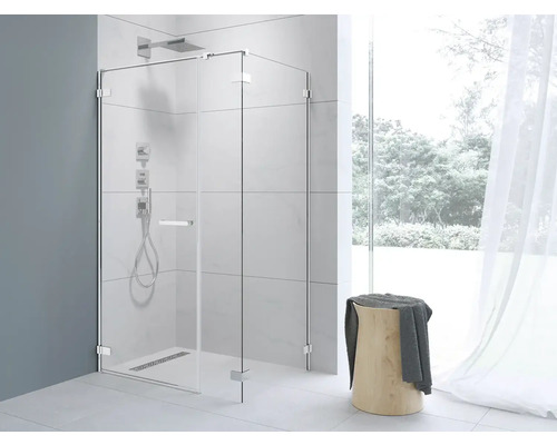 Cabină de duș cu acces direct, cu pereți de sticlă și feronerie metalică, într-o baie luminoasă.