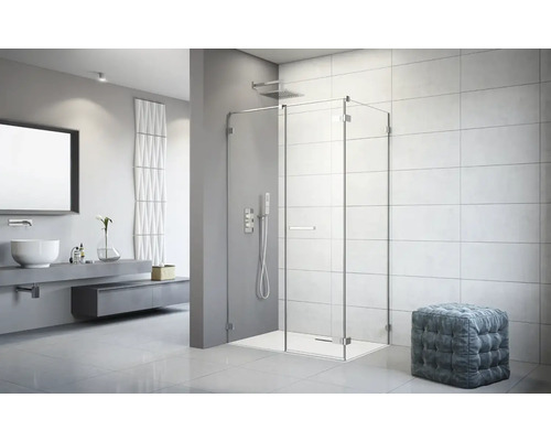 Baie cu cabină de duș, chiuvetă și oglindă