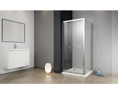 Baie modernă cu cabină de duș, dulap de lavoar și oglindă