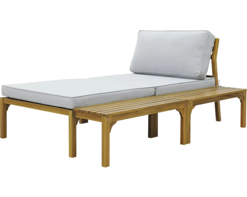 Șezlong din lemn cu perne gri deschis și măsuță laterală