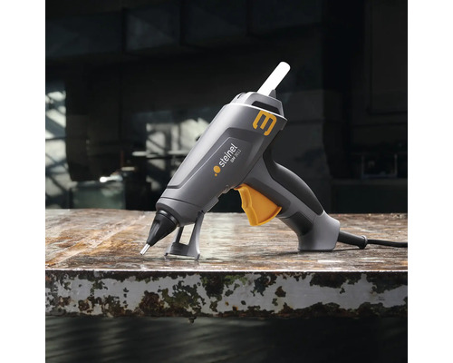 Pistol de lipit cu topire la cald pe un banc de lucru