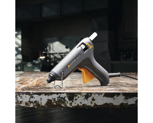 Pistol de lipit cu topire la cald pe o masă