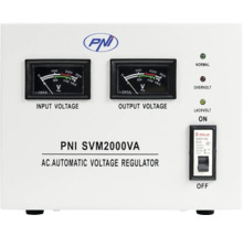 Regulator automat de tensiune PNI SVM2000VA cu afișaj tensiune de intrare și ieșire și indicatori de stare.