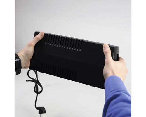 Persoană care ține în mână o sursă de alimentare neîntreruptibilă