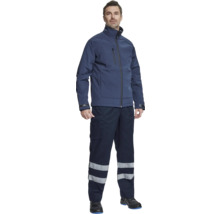 Bărbat purtând îmbrăcăminte de lucru constând dintr-o jachetă și pantaloni