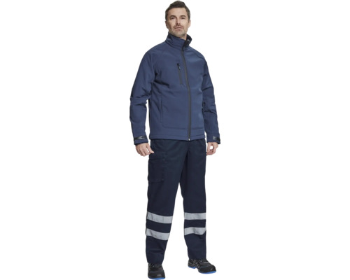 Bărbat purtând îmbrăcăminte de lucru constând dintr-o jachetă și pantaloni