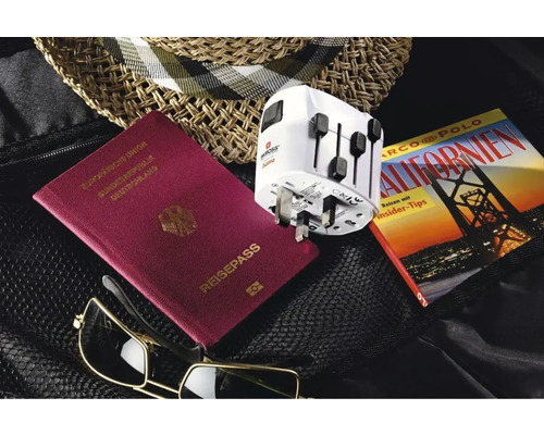 Bagaje de călătorie cu pașaport, adaptor de călătorie, ochelari de soare, pălărie și ghid turistic
