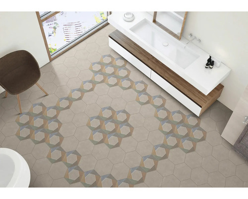 Baie cu plăci hexagonale de podea cu model geometric, chiuvetă și scaun.