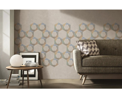 Cameră de zi cu plăci de perete hexagonale, canapea și măsuță laterală
