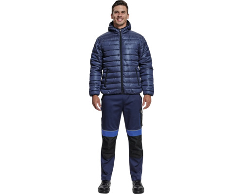 Bărbat purtând jachetă matlasată albastră și pantaloni de lucru