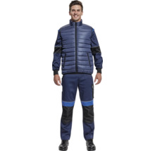 Bărbat în haine de lucru cu vestă și pantaloni