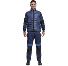 Bărbat în haine de lucru cu vestă căptușită și pantaloni de lucru