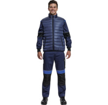 Bărbat purtând haine de lucru constând dintr-o vestă și pantaloni