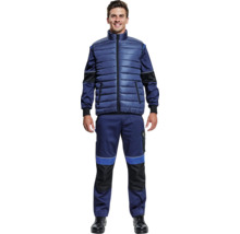 Bărbat în haine de lucru cu vestă căptușită și pantaloni de lucru