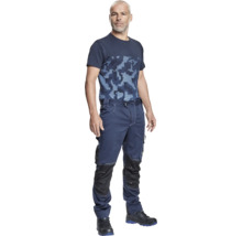 Bărbat purtând haine de lucru constând dintr-un tricou și pantaloni de lucru