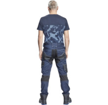 Bărbat din spate cu pantaloni de lucru și tricou