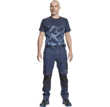 Bărbat purtând pantaloni de lucru albaștri cu buzunare pentru genunchiere și un tricou cu model de camuflaj