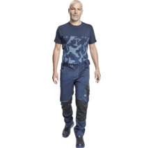 Bărbat care poartă pantaloni de lucru cu mai multe buzunare