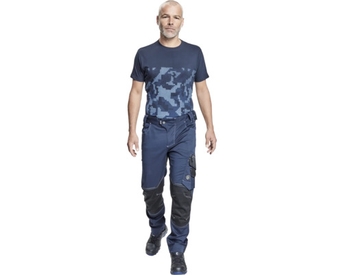 Bărbat care poartă pantaloni de lucru cu mai multe buzunare