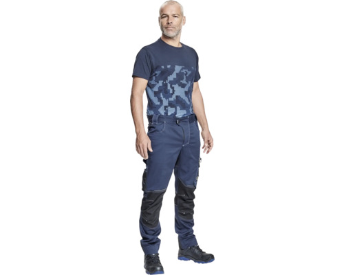 Pantaloni de lucru Cerva Neurum CLS din bumbac și poliester bleumarin, mărimea 52 Bărbat în haine de lucru cu tricou și pantaloni de lucru