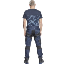 Bărbat din spate cu pantaloni de lucru și tricou