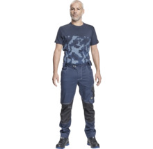 Bărbat în haine de lucru cu tricou și pantaloni de lucru