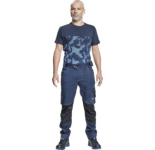 Bărbat în haine de lucru cu tricou și pantaloni de lucru