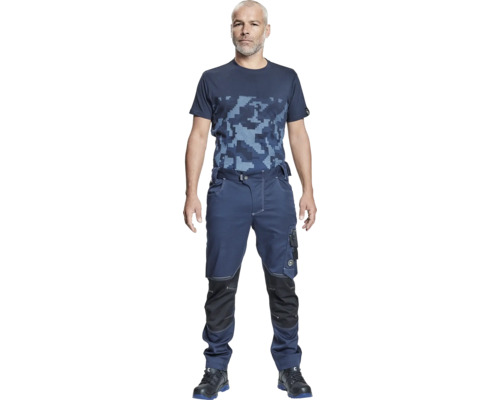 Bărbat în haine de lucru cu tricou și pantaloni de lucru