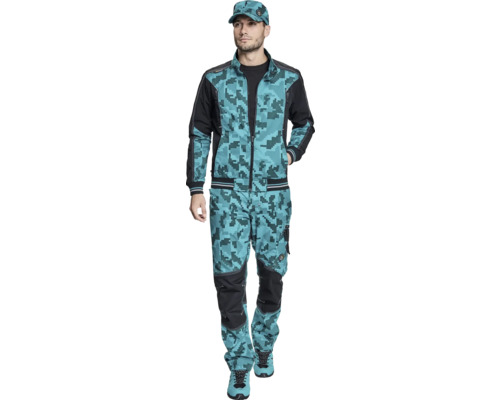 Bărbat purtând haine de lucru cu model de pixeli, constând dintr-o jachetă, pantaloni și șapcă