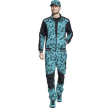 Bărbat purtând haine de lucru cu model de camuflaj digital, constând dintr-o jachetă, pantaloni și o șapcă