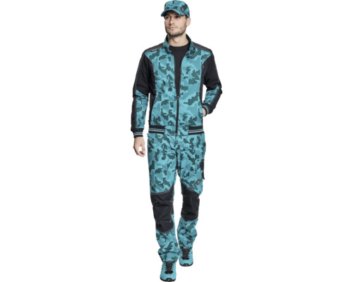 Bărbat purtând haine de lucru cu model de camuflaj digital, constând dintr-o jachetă, pantaloni și o șapcă