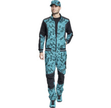 Bărbat purtând haine de lucru cu model de camuflaj digital, constând dintr-o jachetă, pantaloni și șapcă