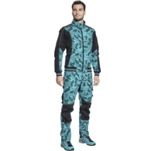 Bărbat purtând o jachetă de lucru și pantaloni de lucru cu model de camuflaj.