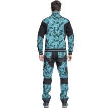 Vedere din spate a unei persoane care poartă o jachetă de lucru și pantaloni de lucru cu model de camuflaj digital.