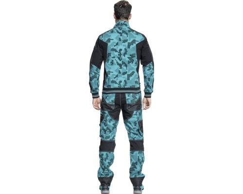 Vedere din spate a unei persoane care poartă o jachetă de lucru și pantaloni de lucru cu model de camuflaj digital.