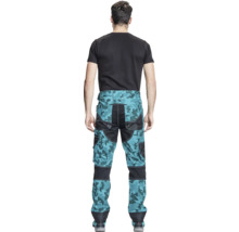 Bărbat din spate cu pantaloni de lucru cu model digital