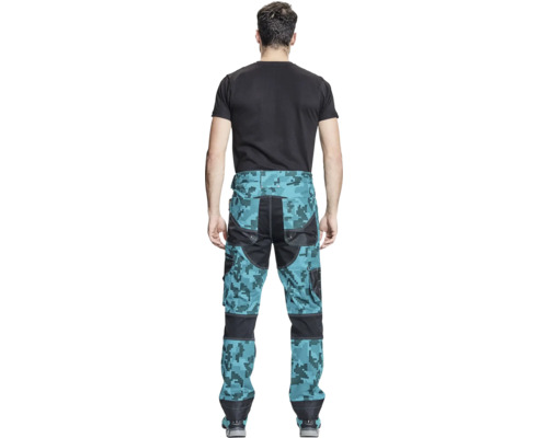 Bărbat din spate cu pantaloni de lucru cu model digital