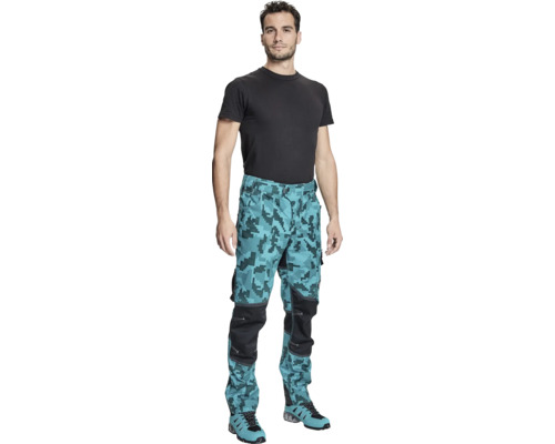 Bărbat purtând pantaloni de lucru cu model de camuflaj și genunchi întăriți