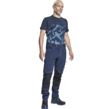 Bărbat poartă îmbrăcăminte de lucru formată din tricou, pantaloni și pantofi.