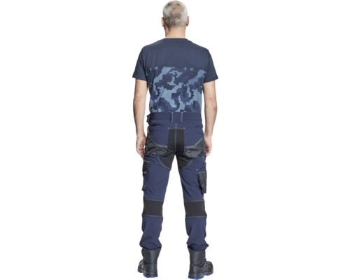 Bărbat din spate purtând pantaloni de lucru și tricou