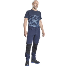 Bărbat purtând pantaloni de lucru și tricou