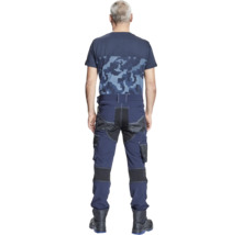 Vedere din spate a unei persoane care poartă pantaloni de lucru și un tricou.