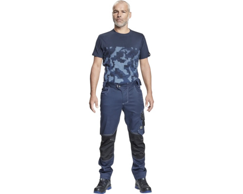 Bărbat purtând haine de lucru constând dintr-o pereche de pantaloni, tricou și pantofi de siguranță