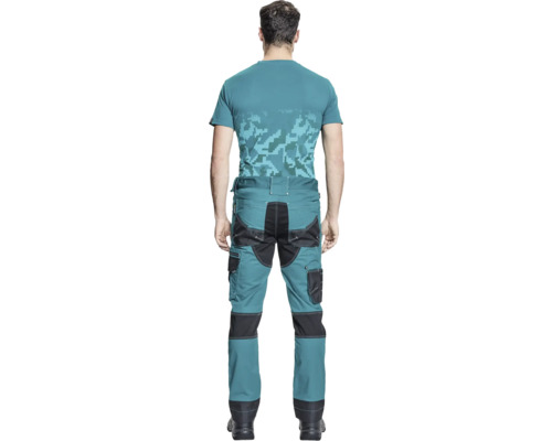 Vedere din spate a unei persoane în haine de lucru, formată din pantaloni și tricou