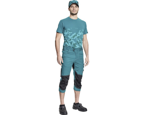 Bărbat în haine de lucru cu tricou, pantaloni trei sferturi, șapcă și pantofi de protecție