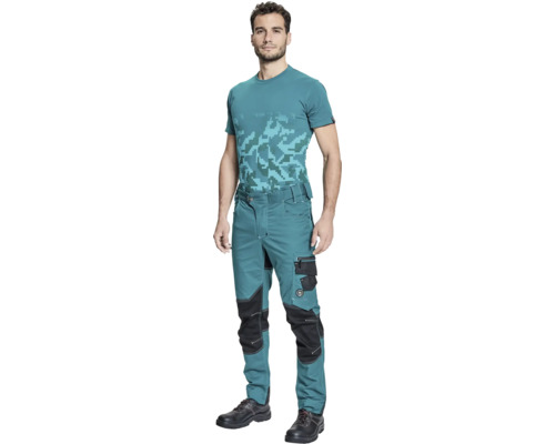 Un bărbat poartă haine de lucru constând dintr-o pereche de pantaloni și un tricou